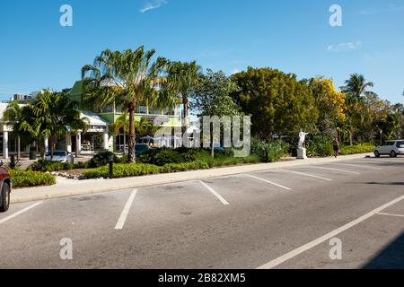 Sarasota, Floride, États-Unis. Toujours populaire auprès des touristes et des habitants, le Cercle Saint-Armand sur Lido Key est proche d'une ville fantôme lors de l'éclosion de COVID-19 Banque D'Images