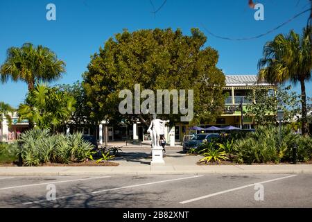 Sarasota, Floride, États-Unis. Toujours populaire auprès des touristes et des habitants, le Cercle Saint-Armand sur Lido Key est proche d'une ville fantôme lors de l'éclosion de COVID-19 Banque D'Images