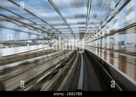 vue brouillée par mouvement depuis un train en mouvement en tunnel Banque D'Images