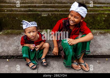 Enfants hindous balinais à la cérémonie Batara Turun Kabeh, Temple de Besakih, Bali, Indonésie. Banque D'Images