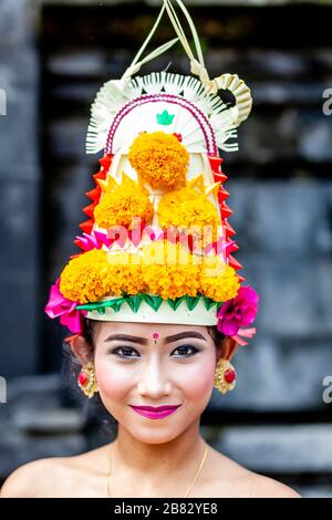 Une jeune femme hindoue balinaise dans le costume du festival à la cérémonie Batara Turun Kabeh, Temple de Besakih, Bali, Indonésie. Banque D'Images