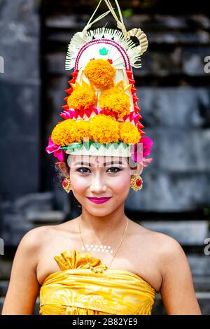 Une jeune femme hindoue balinaise dans le costume du festival à la cérémonie Batara Turun Kabeh, Temple de Besakih, Bali, Indonésie. Banque D'Images