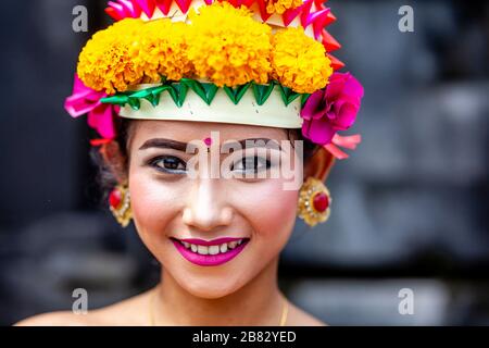 Une jeune femme hindoue balinaise dans le costume du festival à la cérémonie Batara Turun Kabeh, Temple de Besakih, Bali, Indonésie. Banque D'Images