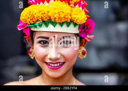 Une jeune femme hindoue balinaise dans le costume du festival à la cérémonie Batara Turun Kabeh, Temple de Besakih, Bali, Indonésie. Banque D'Images