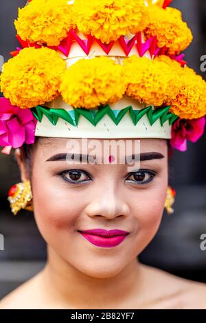 Une jeune femme hindoue balinaise dans le costume du festival à la cérémonie Batara Turun Kabeh, Temple de Besakih, Bali, Indonésie. Banque D'Images