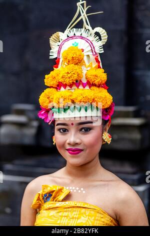 Une jeune femme hindoue balinaise dans le costume du festival à la cérémonie Batara Turun Kabeh, Temple de Besakih, Bali, Indonésie. Banque D'Images