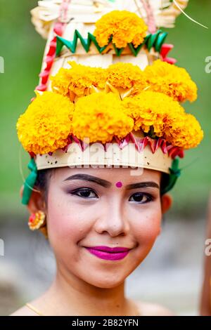 Une jeune femme hindoue balinaise dans le costume du festival à la cérémonie Batara Turun Kabeh, Temple de Besakih, Bali, Indonésie. Banque D'Images