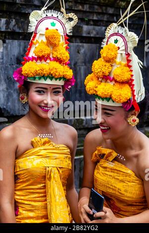 Joyeuses jeunes femmes hindoues balinaises à la cérémonie Batara Turun Kabeh, Temple de Besakih, Bali, Indonésie. Banque D'Images