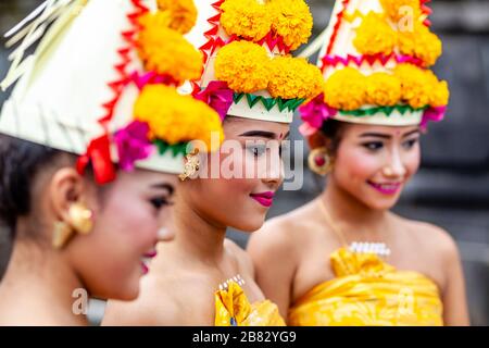 Jeunes femmes hindoues balinaises à la cérémonie Batara Turun Kabeh, Temple de Besakih, Bali, Indonésie. Banque D'Images