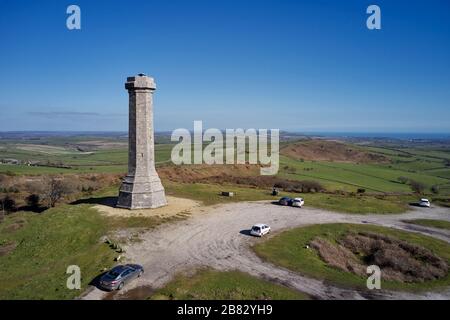 Le monument Hardy sur Black Down, avec la Manche en distance. Portesham, Dorset, Angleterre. Banque D'Images