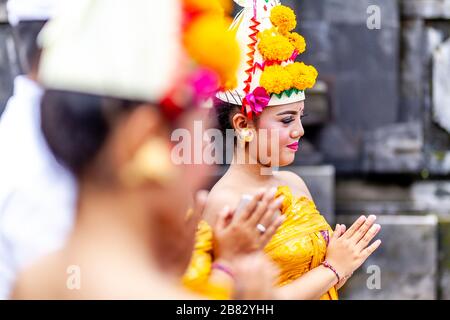 Jeunes femmes hindoues balinaises à la cérémonie Batara Turun Kabeh, Temple de Besakih, Bali, Indonésie. Banque D'Images