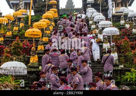 Peuple hindou balinais à la cérémonie Batara Turun Kabeh, Temple de Besakih, Bali, Indonésie. Banque D'Images