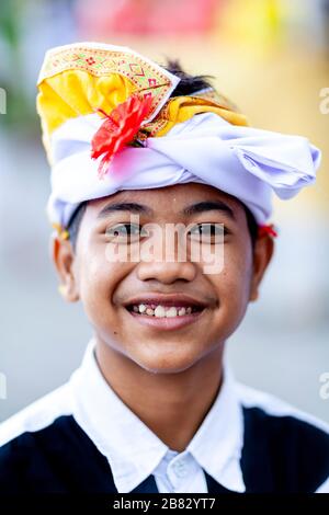 Un garçon hindou smiling balinais à la cérémonie Batara Turun Kabeh, Temple de Besakih, Bali, Indonésie. Banque D'Images