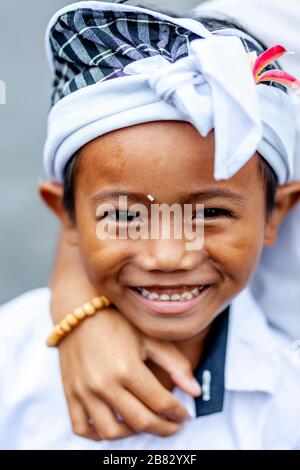 Un garçon hindou smiling balinais à la cérémonie Batara Turun Kabeh, Temple de Besakih, Bali, Indonésie. Banque D'Images