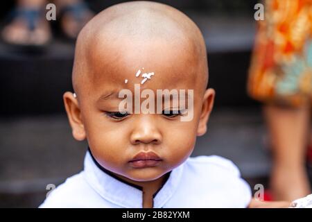 Un jeune garçon hindou balinais à la cérémonie Batara Turun Kabeh, Temple de Besakih, Bali, Indonésie. Banque D'Images