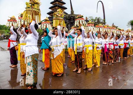 Un groupe de femmes hindoues balinaises transportant des offrandes de Temple à la cérémonie Batara Turun Kabeh, Temple Besakih, Bali, Indonésie. Banque D'Images