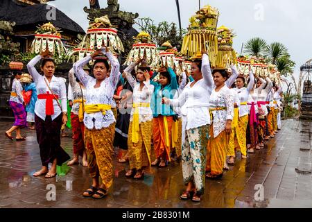 Un groupe de femmes hindoues balinaises transportant des offrandes de Temple à la cérémonie Batara Turun Kabeh, Temple Besakih, Bali, Indonésie. Banque D'Images