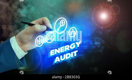 Panneau texte indiquant l'audit énergétique. Photo d'entreprise présentant l'évaluation des besoins énergétiques et de l'efficacité d'un bâtiment Banque D'Images