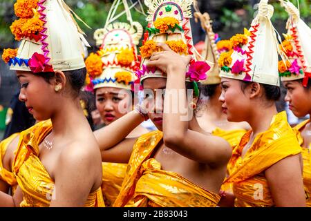 Un groupe de jeunes femmes hindoues balinaises à la cérémonie Batara Turun Kabeh, Temple de Besakih, Bali, Indonésie. Banque D'Images