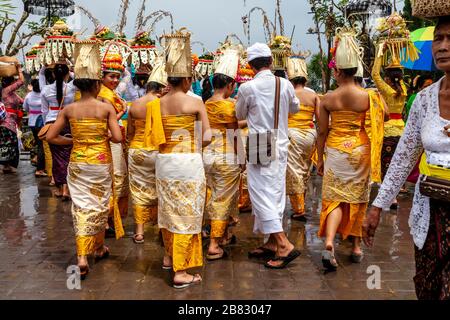 Un groupe de jeunes femmes hindoues balinaises à la cérémonie Batara Turun Kabeh, Temple de Besakih, Bali, Indonésie. Banque D'Images