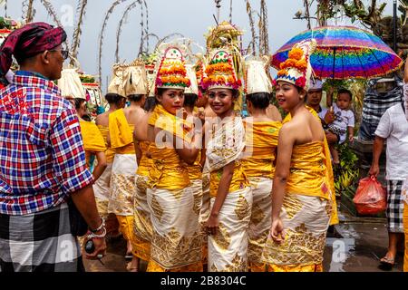 Un groupe de jeunes femmes hindoues balinaises à la cérémonie Batara Turun Kabeh, Temple de Besakih, Bali, Indonésie. Banque D'Images