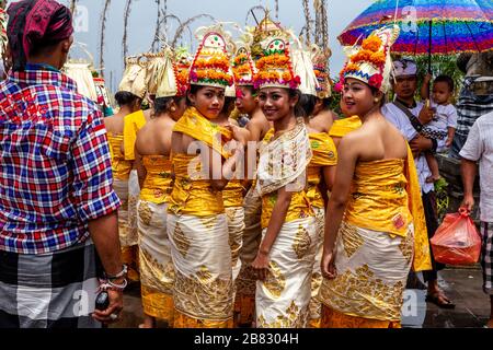 Un groupe de jeunes femmes hindoues balinaises à la cérémonie Batara Turun Kabeh, Temple de Besakih, Bali, Indonésie. Banque D'Images