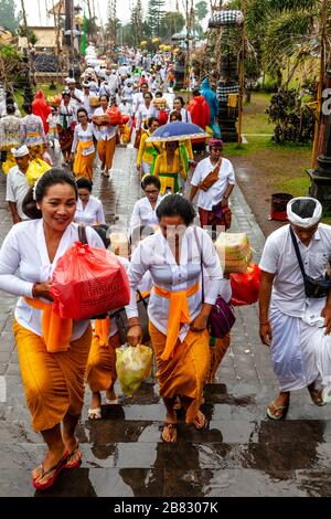 Les femmes hindoues balinaises transportant des offrandes de Temple arrivent à la cérémonie Batara Turun Kabeh, Temple de Besakih, Bali, Indonésie. Banque D'Images