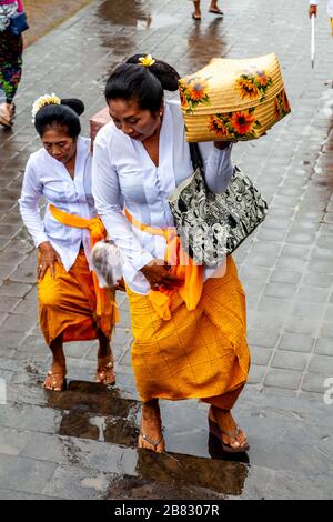 Les femmes hindoues balinaises transportant des offrandes de Temple arrivent à la cérémonie Batara Turun Kabeh, Temple de Besakih, Bali, Indonésie. Banque D'Images