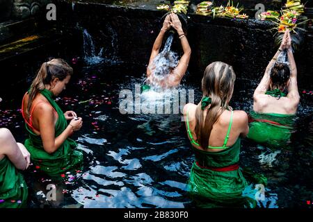 Visiteurs étrangers se baigner au temple de l'eau de Tirta Empul, Bali, Indonésie. Banque D'Images