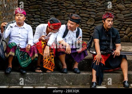 Un groupe de jeunes hommes balinais à un festival hindou, Tirta Empul Water Temple, Bali, Indonésie. Banque D'Images