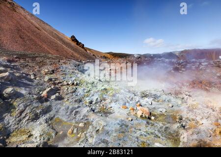 Landmannalaugar est un endroit dans la réserve naturelle de Fjallabak dans les hautes terres d'Islande. Il est à la limite du champ de lave Laugahraun, qui a été formé je Banque D'Images