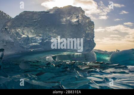 vestiges d'un iceberg à la plage de galets noirs, côte de l'islande Banque D'Images