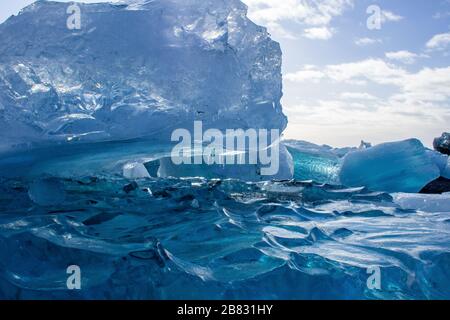 vestiges d'un iceberg à la plage de galets noirs, côte de l'islande Banque D'Images