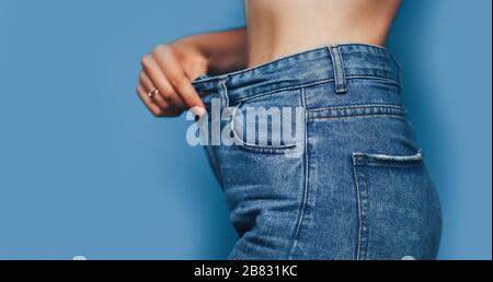 skinny corps de femme avec pantalon sans pinces, corps léger avec des vêtements amples, mince et corps sain faible graisse concept Banque D'Images