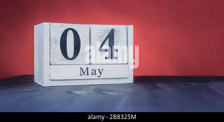 4 mai - 4 mai - beau printemps - la saison la plus positive de l'année - blocs blancs avec les symboles de date et de mai Banque D'Images