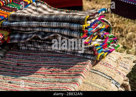 Photo de fait-main bulgare rag-tapis, de différentes couleurs, détail Banque D'Images