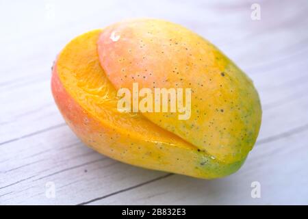 Gros plan de mangue mûre sur fond blanc. Banque D'Images