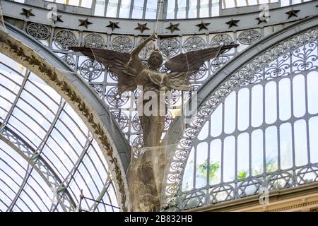 Naples, Italie, septembre 2017. Détail de la décoration intérieure de l'Umberto la première galerie dans. Voici une femme aidée tenant une épée cassée. Banque D'Images