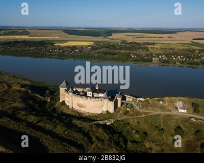 Vue aérienne de la forteresse médiévale dans l'ouest de l'Ukraine près de la ville de Khotin par Dniestr Banque D'Images