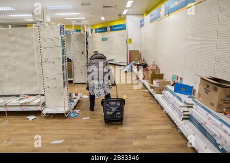 Stratford, Londres, Royaume-Uni. 19 mars 2020. Une femme traverse un Poundland vide dans le centre commercial de Stratford. Les gens pressés d'acheter les articles restants en raison de la propagation du coronavirus. Crédit: Marcin Nowak/Alay Live News Banque D'Images