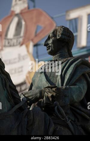 Statue équestre de Carlos III, en bronze et érigée au centre de Puerta del sol à Madrid, en Espagne, placée en 1994 après un référendum. Banque D'Images