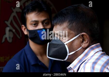 (200319) -- DHAKA, le 19 mars 2020 (Xinhua) -- les personnes portant des masques attendent un bus à une gare de Dhaka, au Bangladesh, le 19 mars 2020. Au total, 17 cas de COVID-19 ont été confirmés au Bangladesh avec trois autres tests positifs pour le virus jeudi. (Str/Xinhua) Banque D'Images