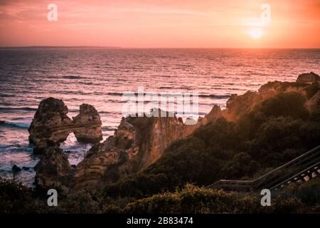 Lever du soleil côte de l'Algarve près de Lagos Portugal, Ponta da piedade rochers à l'Algarve Banque D'Images