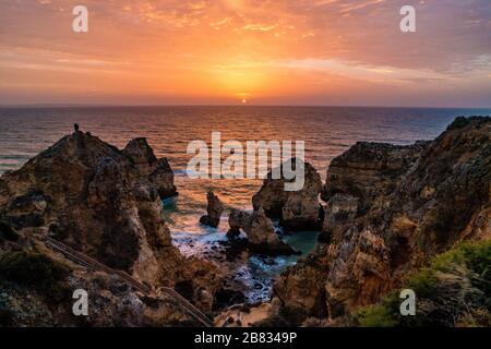 Lever du soleil côte de l'Algarve près de Lagos Portugal, Ponta da piedade rochers à l'Algarve Banque D'Images