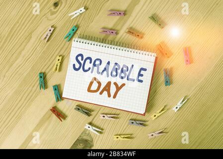 Écriture de texte écriture Scrabble Day. Photo conceptuelle une journée pour célébrer le jeu de société populaire créé en 1938 des papiers de clothspin de couleur vide remi Banque D'Images