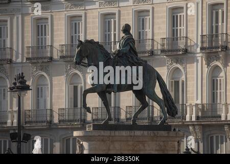 Statue équestre de Carlos III, en bronze et érigée au centre de Puerta del sol à Madrid, en Espagne, placée en 1994 après un référendum. Banque D'Images