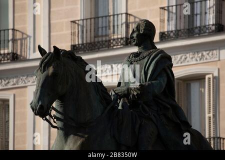 Statue équestre de Carlos III, en bronze et érigée au centre de Puerta del sol à Madrid, en Espagne, placée en 1994 après un référendum. Banque D'Images