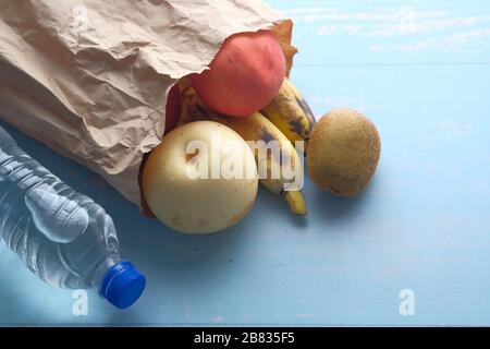 Fruits et légumes frais biologiques dans des sacs à provisions en textile réutilisables. Banque D'Images