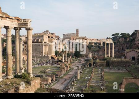 Paysage urbain du Forum romain ruines avec l'Arche de Severus, temple de Saturne, temple de Vesta, basilique de Maxentius, Arche de Tite et Colisée Banque D'Images