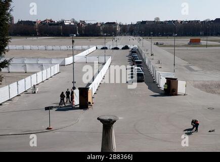 Munich, Bavière, Allemagne. 19 mars 2020. La station de test de Coronavirus à la fête de la bière Therisienwiese. En réponse au Coronavirus de plus en plus terrible (SRAS CoV 2, Covid 19), l'État de Bavière a mis en place des mesures qui restreignent le fonctionnement de divers types d'entreprises qui ont conduit au centre-ville, autrefois rempli de dizaines de milliers de touristes et de résidents, devenir une ville fantôme virtuelle, avec un nombre limité de personnes en vue. Crédit: Sachelle Babbar/ZUMA Wire/Alay Live News Banque D'Images